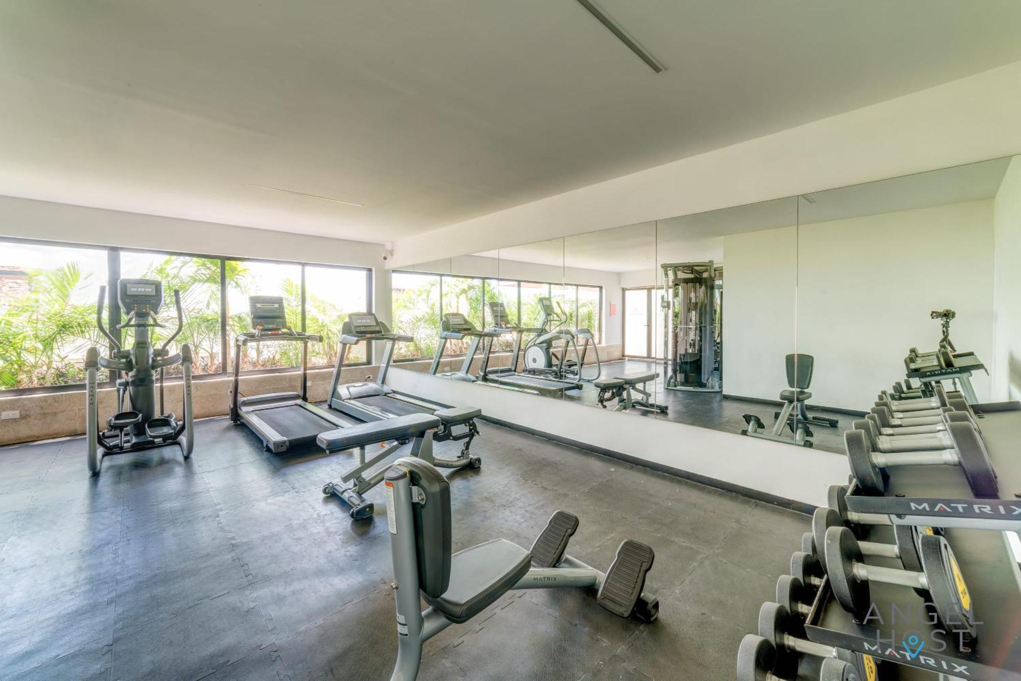 Sunlit 2 Pools Bbq Gym 5th Ave 4 Blocks *