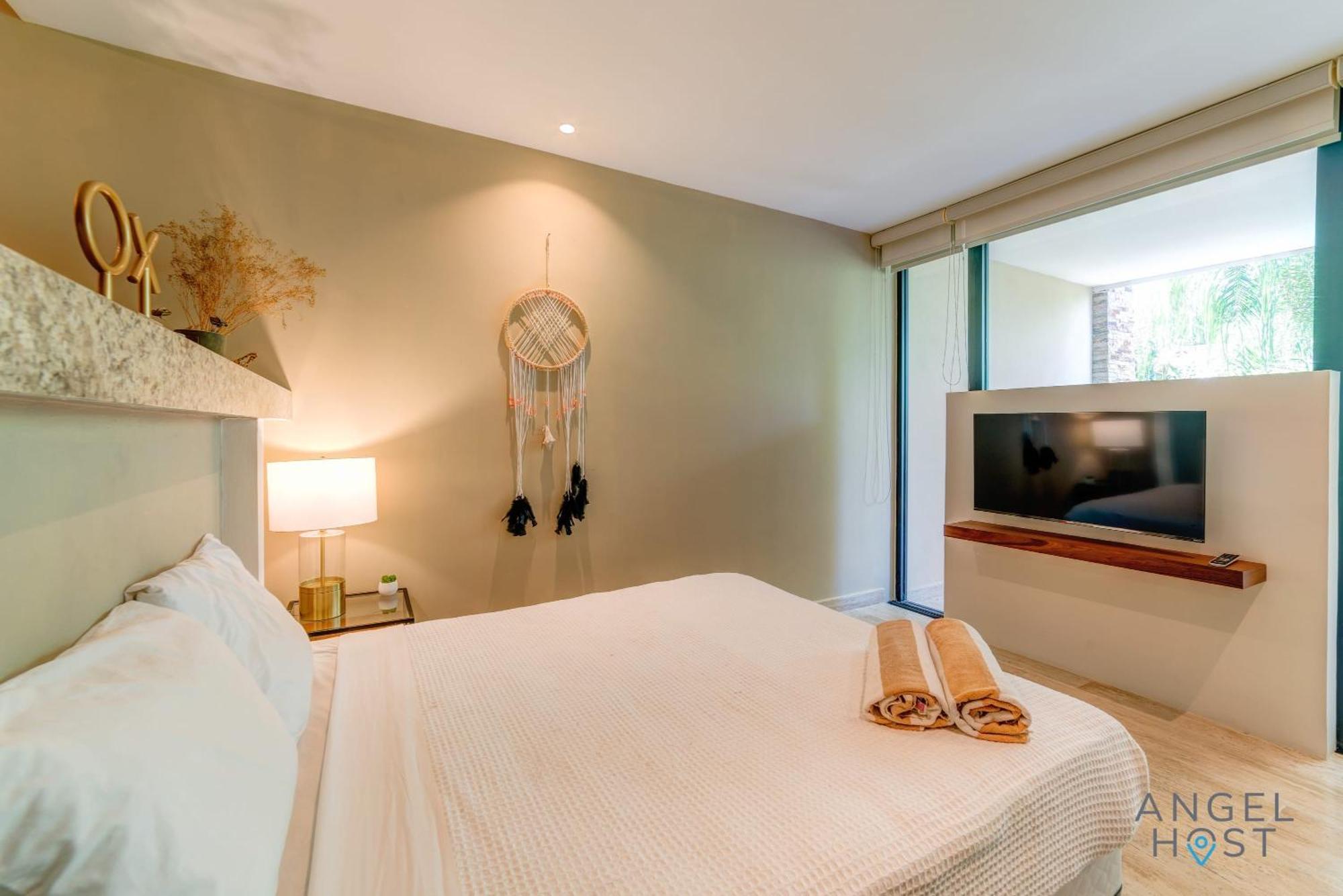 Holiday home Sunlit 2 Pools Bbq Gym 5th Ave 4 Blocks *